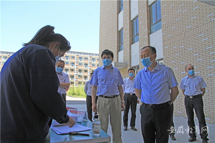 在學生宿舍詢問學生入住情況