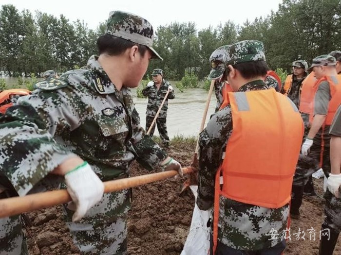 聞“汛”而動 安慶師范大學(xué)學(xué)生黨員沖鋒抗汛搶險一線2.jpg